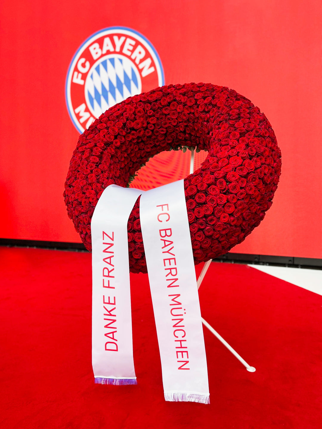 Ein großer Trauerkranz aus roten Rosen für die Franz Beckenbauer Trauerfeier in der Allianz Arena des FC Bayern München.
