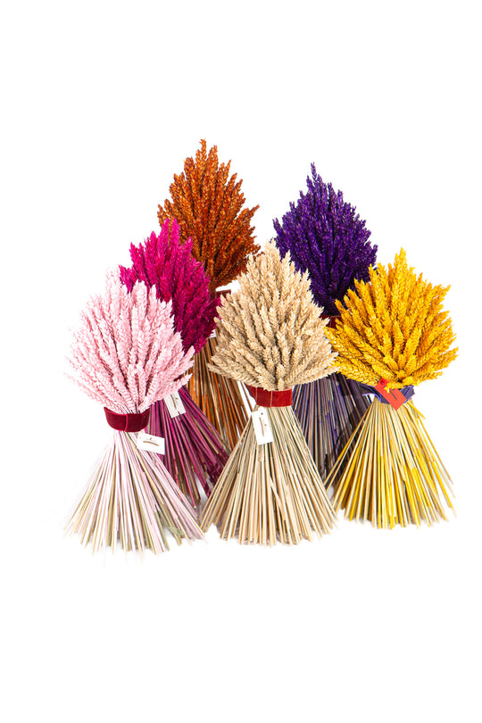 Webshop Familienbild aller Bahlmann Weizenkränze im Herbst, in unterschiedlichen Größen und Farben, wie zum Beispiel Orange, Gold, Beige, Lila, Pink und Rosa.
