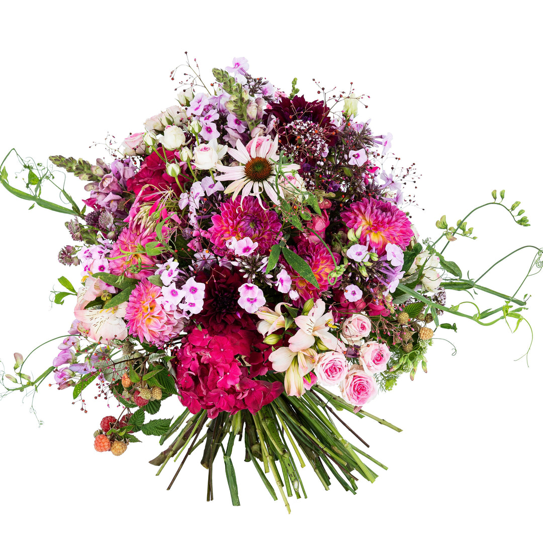 Dieser wilde Sommerstrauß ist natürlich und wiesig gebunden. Seine leuchtenden Farben und die wilden Ranken lassen diesen Strauß wunderbar naturürlich und voller Blumen erschein. Handarbeit by Bahlmann München