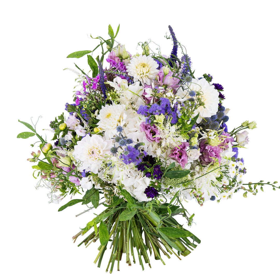 Ein wilder Strauß, gebunden aus Ranken und Blumen von unser Münchner Gärtner. Locker und leicht schweben die Blüten und bilden einen wiesigen Strauß für alle die Natur lieben. Liebevoll und von Hand durch unseren Floristen gestaltet - ein Blumen Bahlmann Klassiker und unser Favorit!