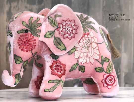 Kuscheltier Elefant aus Seide bestickt mit floralem Muster in Rosa. Blumen Bahlmann München