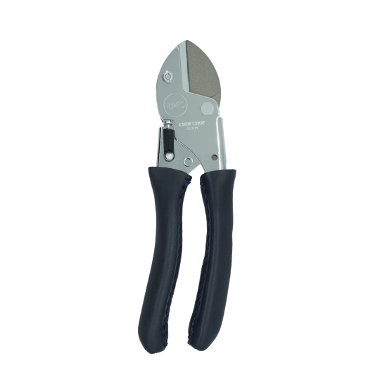 Hochwertige Chop Chop Bloom Gartenschere in Blau mit scharfen Klingen und ergonomischem, handgenähtem Ledergriff für präzise Schnitte bei Blumen, Zweigen und Pflanzen im Garten und im Innenbereich. Blumen Bahlmann München