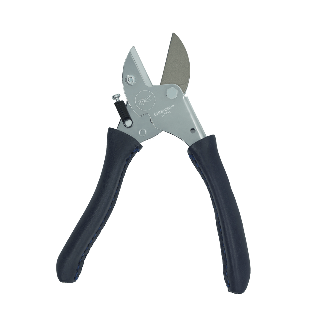 Hochwertige Chop Chop Bloom Gartenschere geöffnet in Blau mit scharfen Klingen und ergonomischem, handgenähtem Ledergriff für präzise Schnitte bei Blumen, Zweigen und Pflanzen im Garten und im Innenbereich. Blumen Bahlmann München