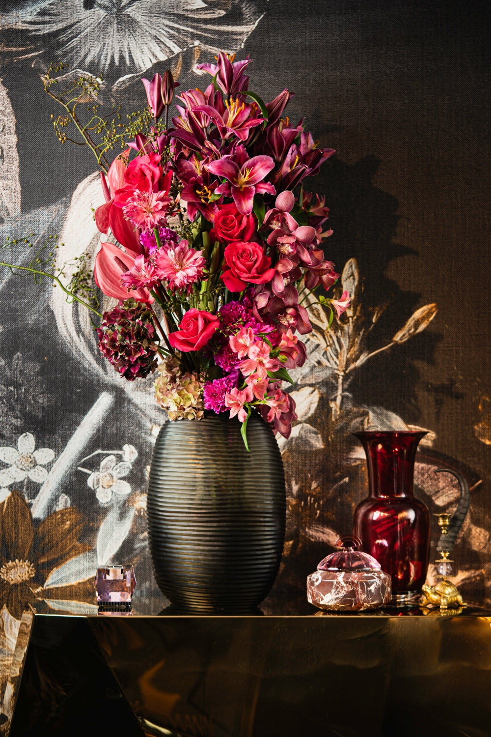 Typisches Blumenarrangement mit Rosen, Hortensien und Lilien und sanften Pink- und Rottönen im Bahlmann Blumenabo in München.