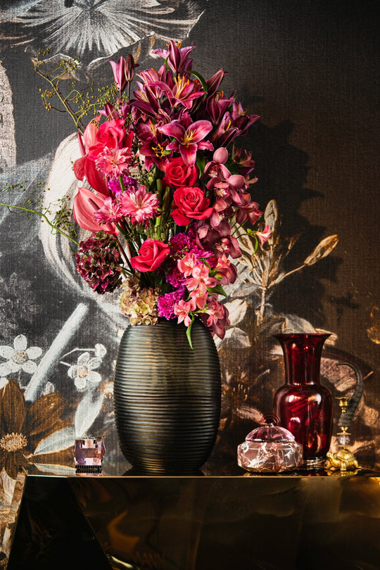 Typisches Blumenarrangement mit Rosen, Hortensien und Lilien und sanften Pink- und Rottönen im Bahlmann Blumenabo in München.