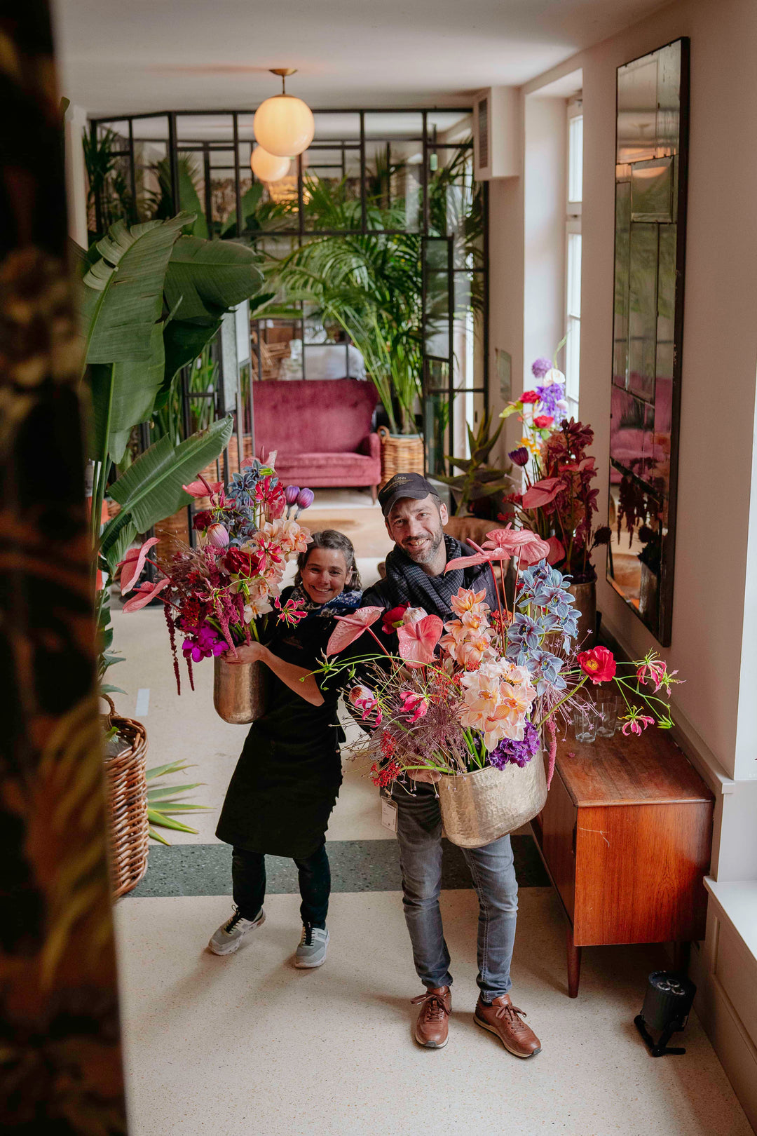 Steffen Bahlmann und Mitarbeiterin beim Aufbau der Eventfloristik und großen Blumensträußen für eine Jubiläumsfeier in München. 