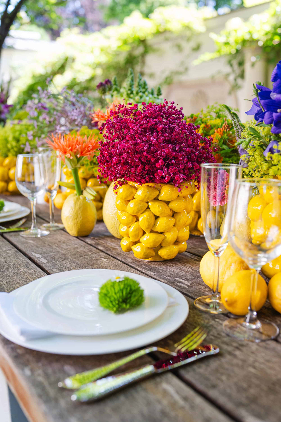 Blumen Bahlmann Zitronenvase aus Keramik in mittelgroß, arrangiert für eine Gartenparty.