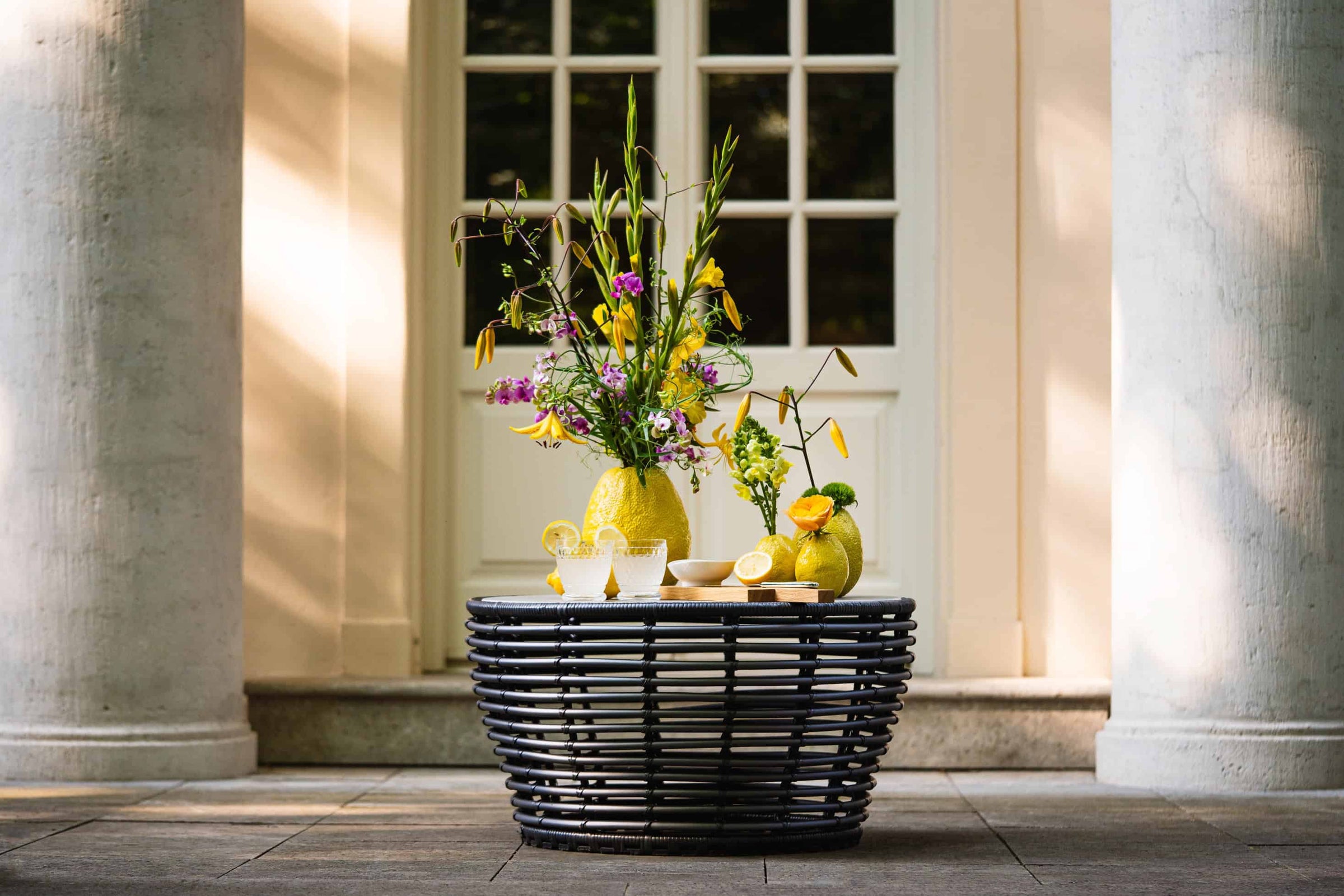 Bahlmann Limettenvasen aus Terrassentisch mit Zitronenlimonade im Sommer in Münchner Villa.