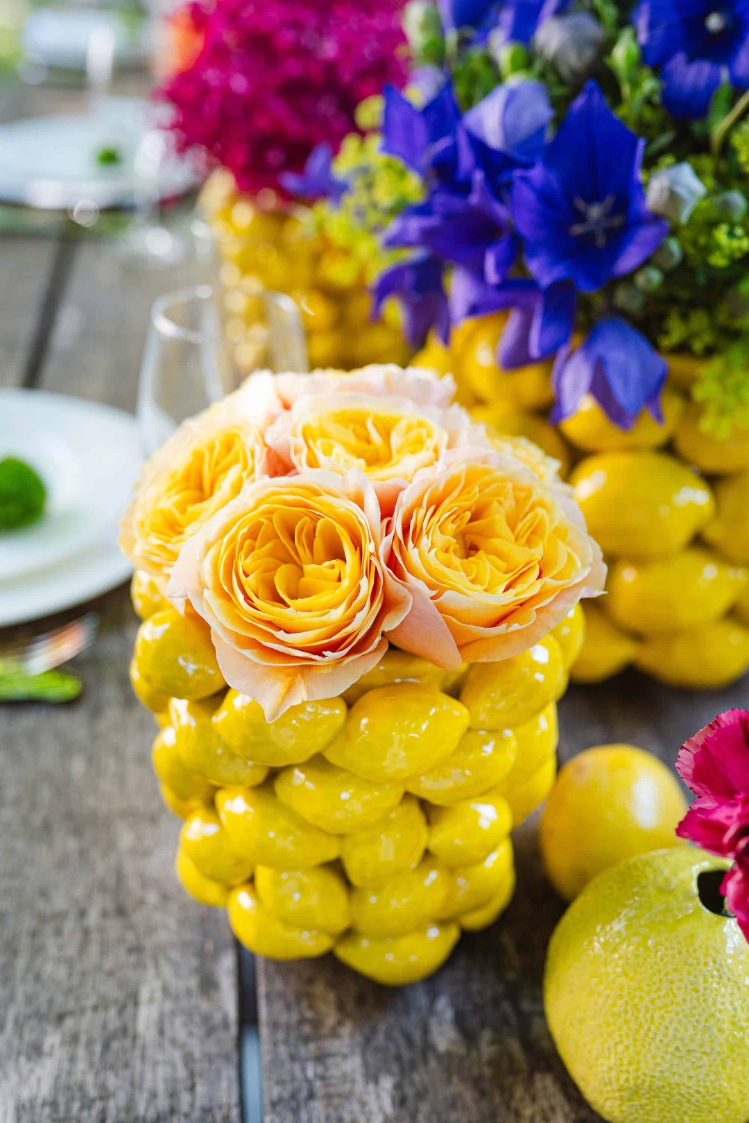 Mittelgroße Zitronenvase von Blumen Bahlmann aus München. Arrangiert mit wunderschönen Sommerblumen.
