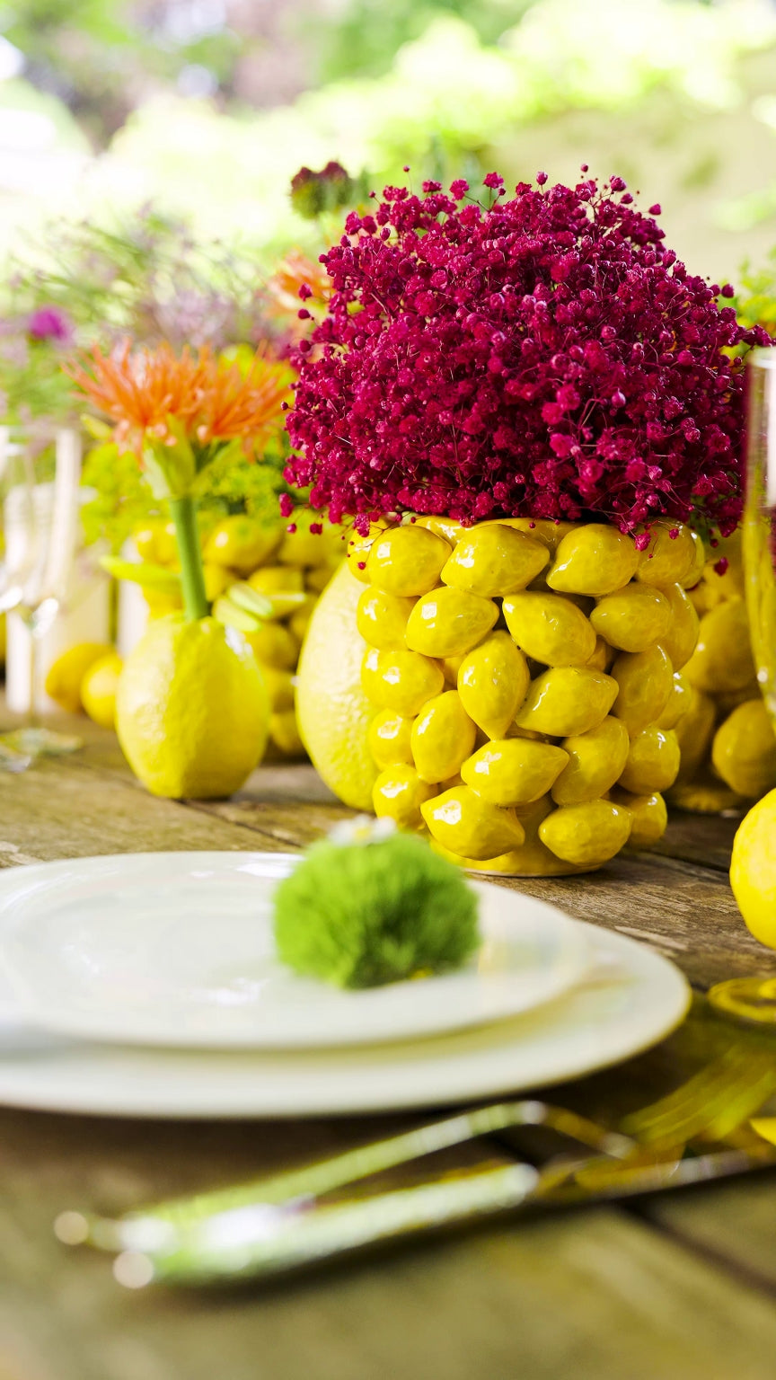 Blumen Bahlmann Zitronenvase aus Keramik in klein, arrangiert für eine Gartenparty.