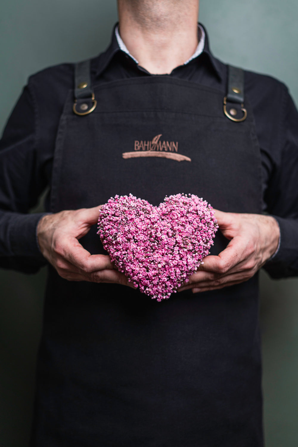 Das Blumengesteck BLUMENHERZ PINK LOVE SMALL in Herzform von Blumen Bahlmann aus München