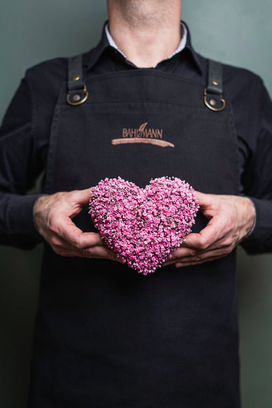 Das Blumengesteck BLUMENHERZ PINK LOVE SMALL in Herzform von Blumen Bahlmann aus München
