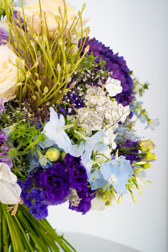 Blumenstrauß "Blütenfülle" mit violetten und weißen Blumen, Floristik Blumen Bahlmann München