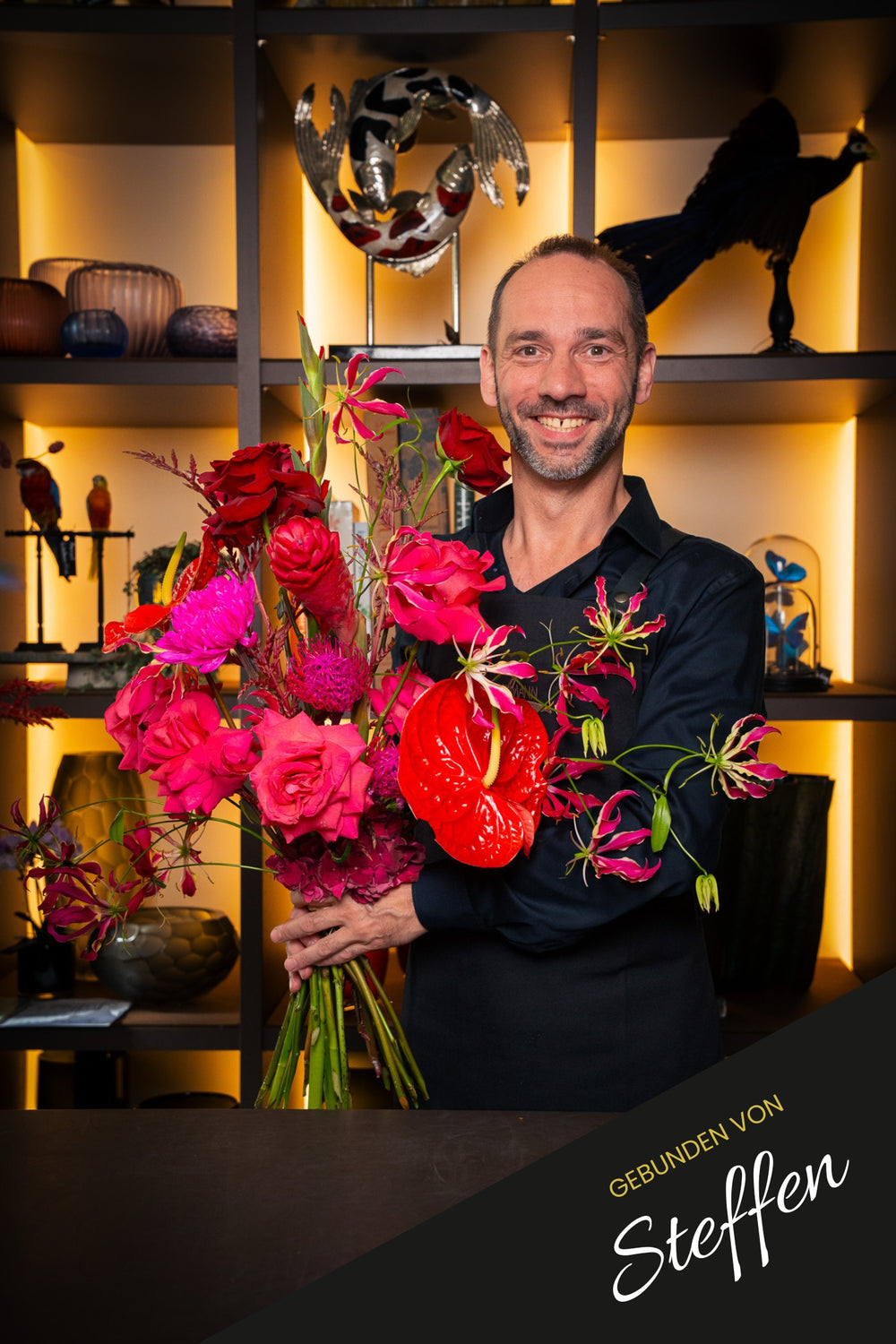 Blumenstrauß "Dancing Flowers", handgebunden und präsentiert von Bahlmann Geschäftsführer Steffen im  Bahlmann Showroom in München