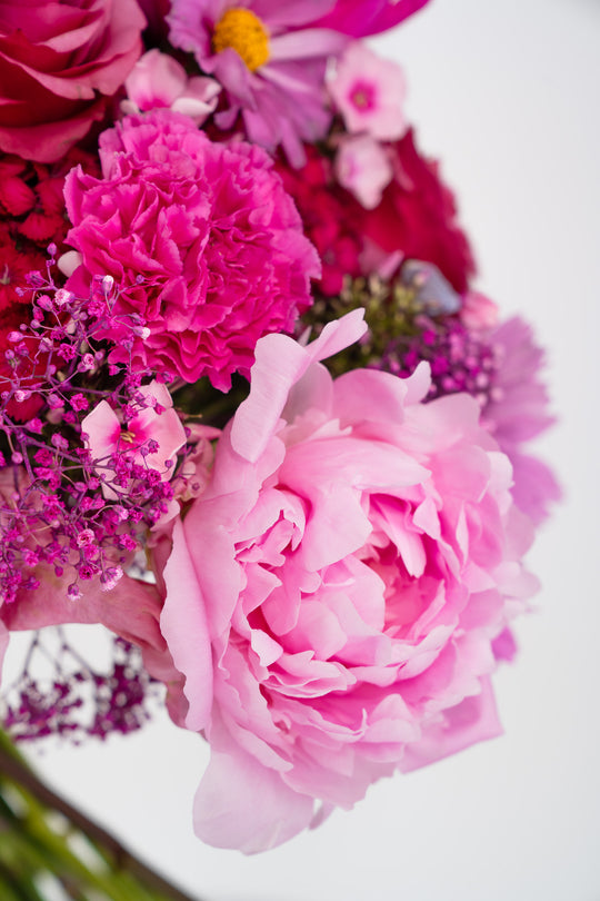 Handgebundener Blumenstrauß "Flower-Bomb" in Pink, Blumen Bahlmann München
