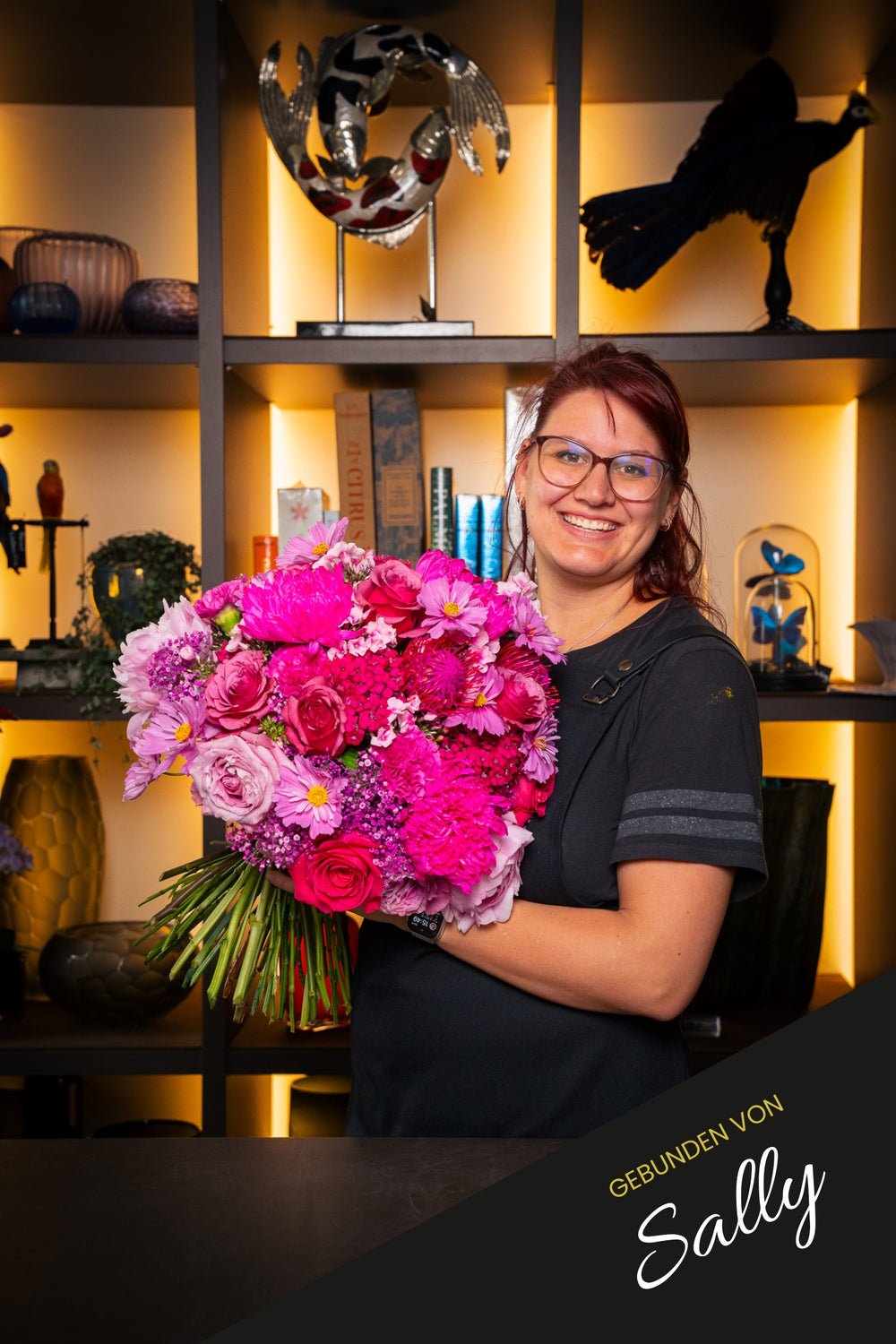Blumenstrauß "Flower-Bomb" in Pink-Rot, handgebunden und präsentiert von Bahlmann Mitarbeiterin Sally  – Blumen Bahlmann München