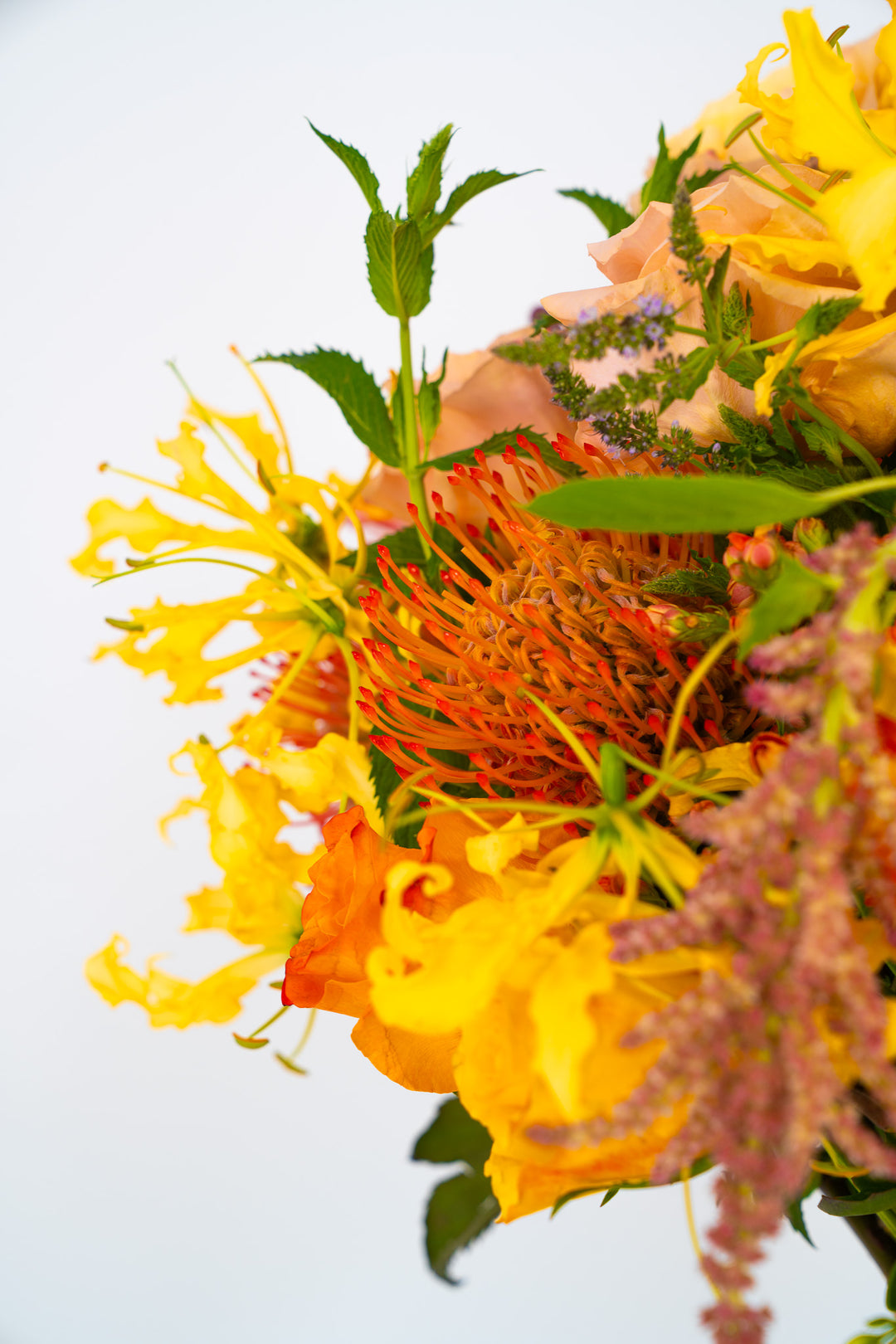 Blumenstrauß "Joy of Color" mit gelb-orangenen Blüten – Floristik Blumen Bahlmann München