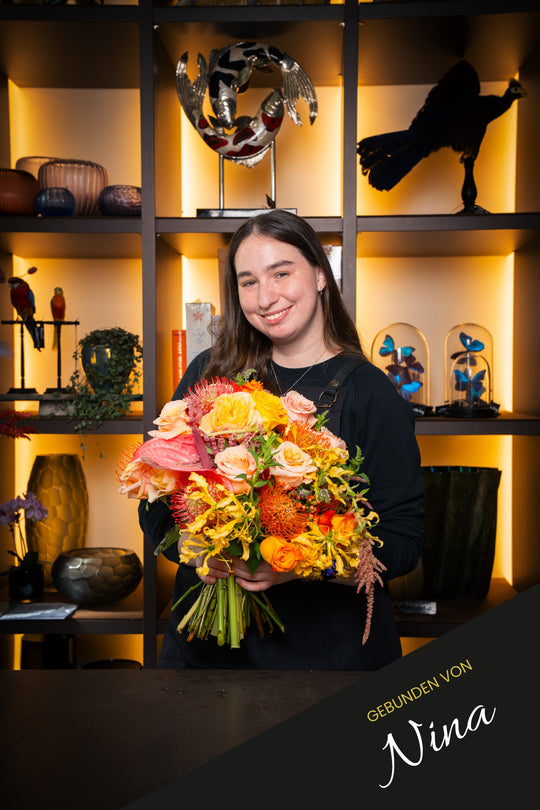 Blumenstrauß "Joy of Color", handgebunden und präsentiert von Bahlmann Mitarbeiterin Nina – Blumen Bahlmann München