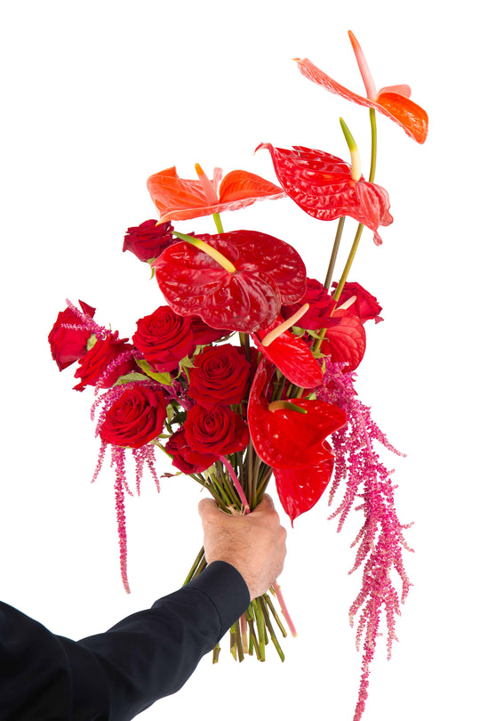 Frischer Blumenstrauß "Love Cloud", mit roten Rosen und roten Anthurien, handgebunden von Blumen Bahlmann München