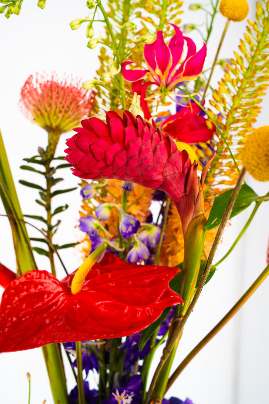 Handgebundener Blumenstrauß "Tropical Fire" mit einer prächtigen roten Ingwerblüte, Blumen Bahlmann München
