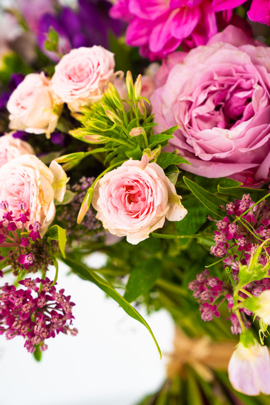 Detailansicht einer kleinen rosafarbenen Rose des Blumenstraußes Pink Cloud von Blumen Bahlmann in München.