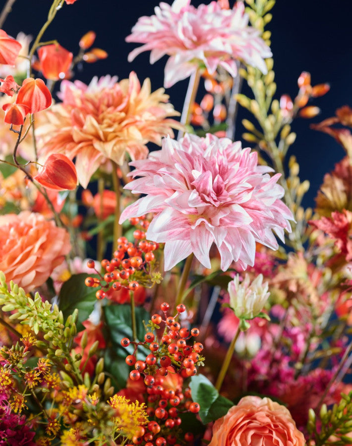 Pflegeleichtes Blumenarrangement aus künstlichen Blüten in Pink-, Apricot- und Orangetönen von Blumen Bahlmann München