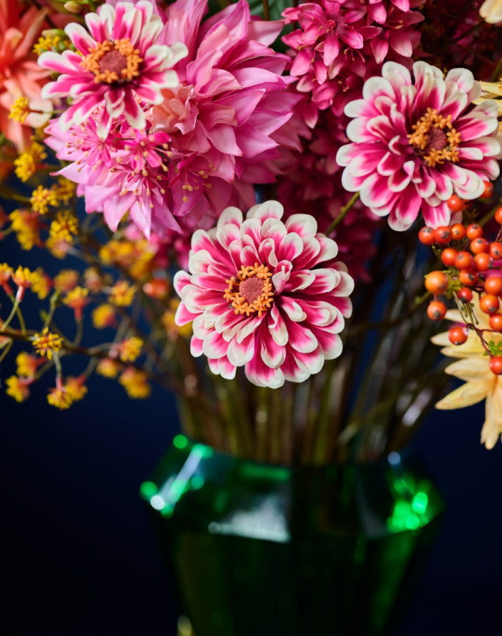 Hochwertiges künstliches Blumengesteck mit üppigen Blüten, feinen Zweigen und Beeren-Elementen von Blumen Bahlmann München