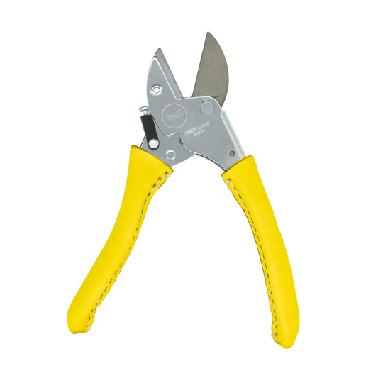 Hochwertige Chop Chop Bloom Gartenschere geöffnet in Gelb mit scharfen Klingen und ergonomischem, handgenähtem Ledergriff für präzise Schnitte bei Blumen, Zweigen und Pflanzen im Garten und im Innenbereich. Blumen Bahlmann München