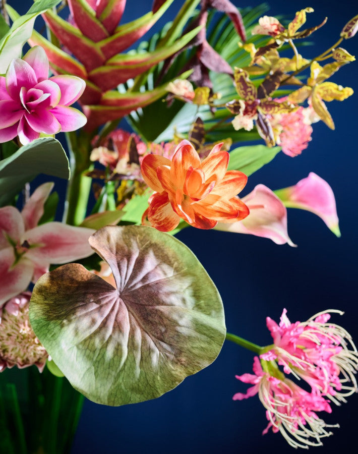 Modernes Seidenblumen-Gesteck mit lebendigen Farben und dekorativer grüner Vase von Blumen Bahlmann München