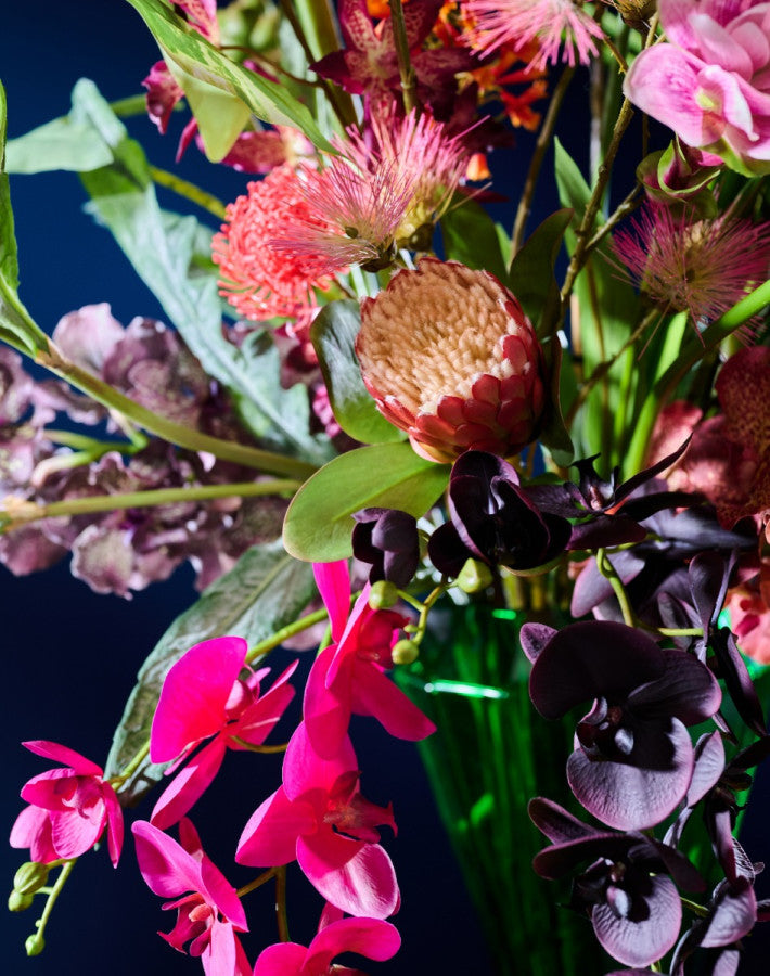 Hochwertiges künstliches Blumengesteck mit farbenfrohen Blüten, Gräsern und floralen Akzenten von Blumen Bahlmann München