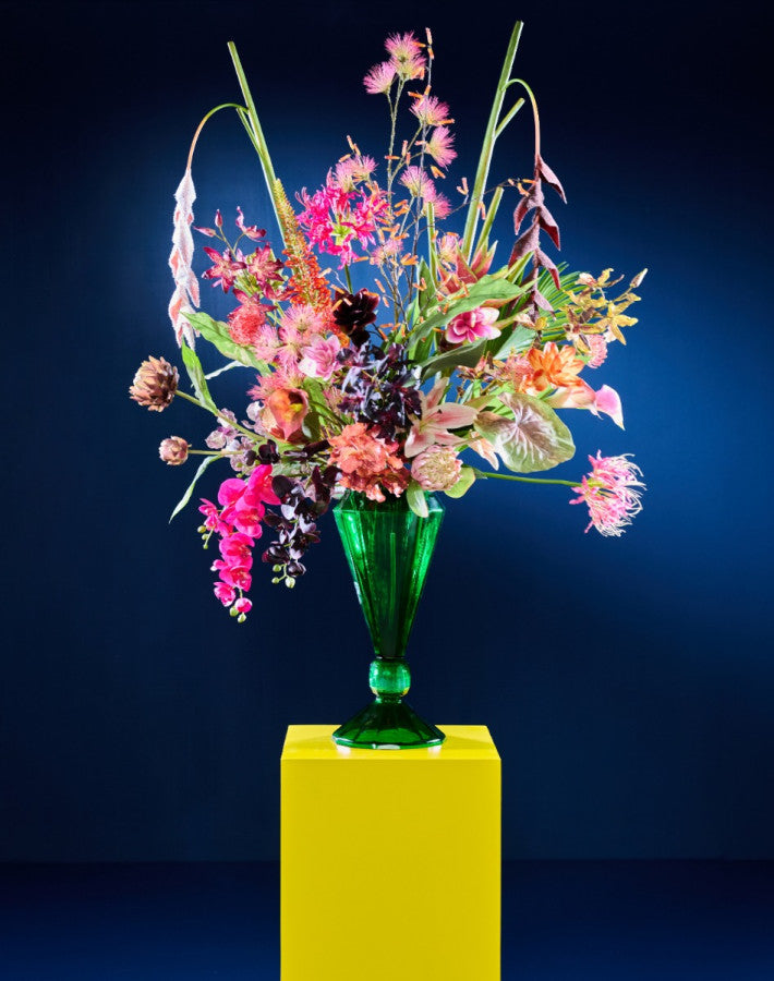 Extravagantes Seidenblumenarrangement in Pink, Orange und Rosé in grüner Glasvase von Blumen Bahlmann München