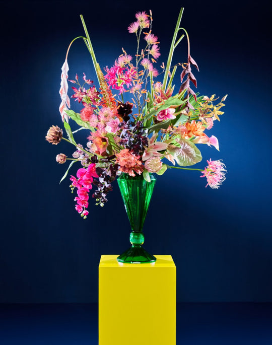 Extravagantes Seidenblumenarrangement in Pink, Orange und Rosé in grüner Glasvase von Blumen Bahlmann München