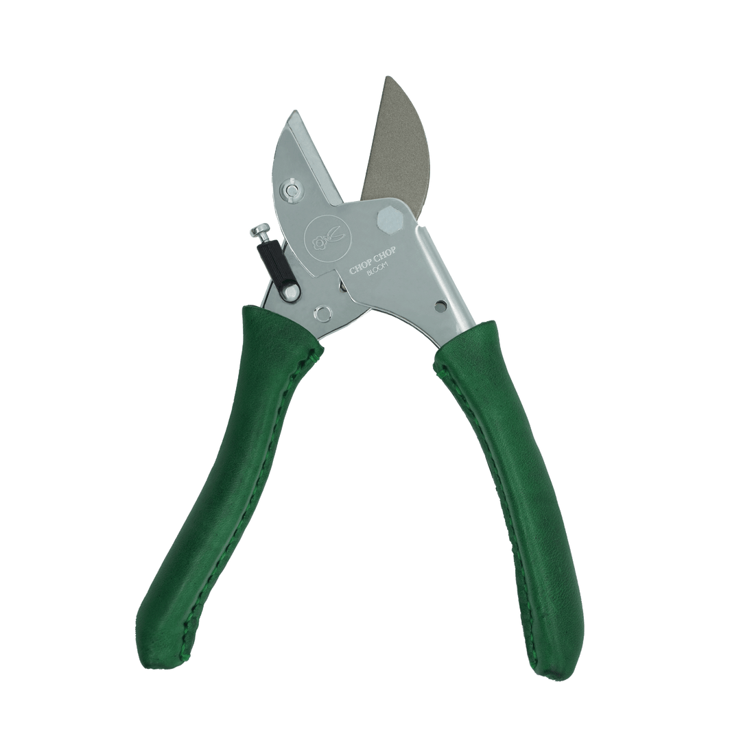 Hochwertige Chop Chop Bloom Gartenschere geöffnet in Dunkelgrün mit scharfen Klingen und ergonomischem, handgenähtem Ledergriff für präzise Schnitte bei Blumen, Zweigen und Pflanzen im Garten und im Innenbereich. Blumen Bahlmann München