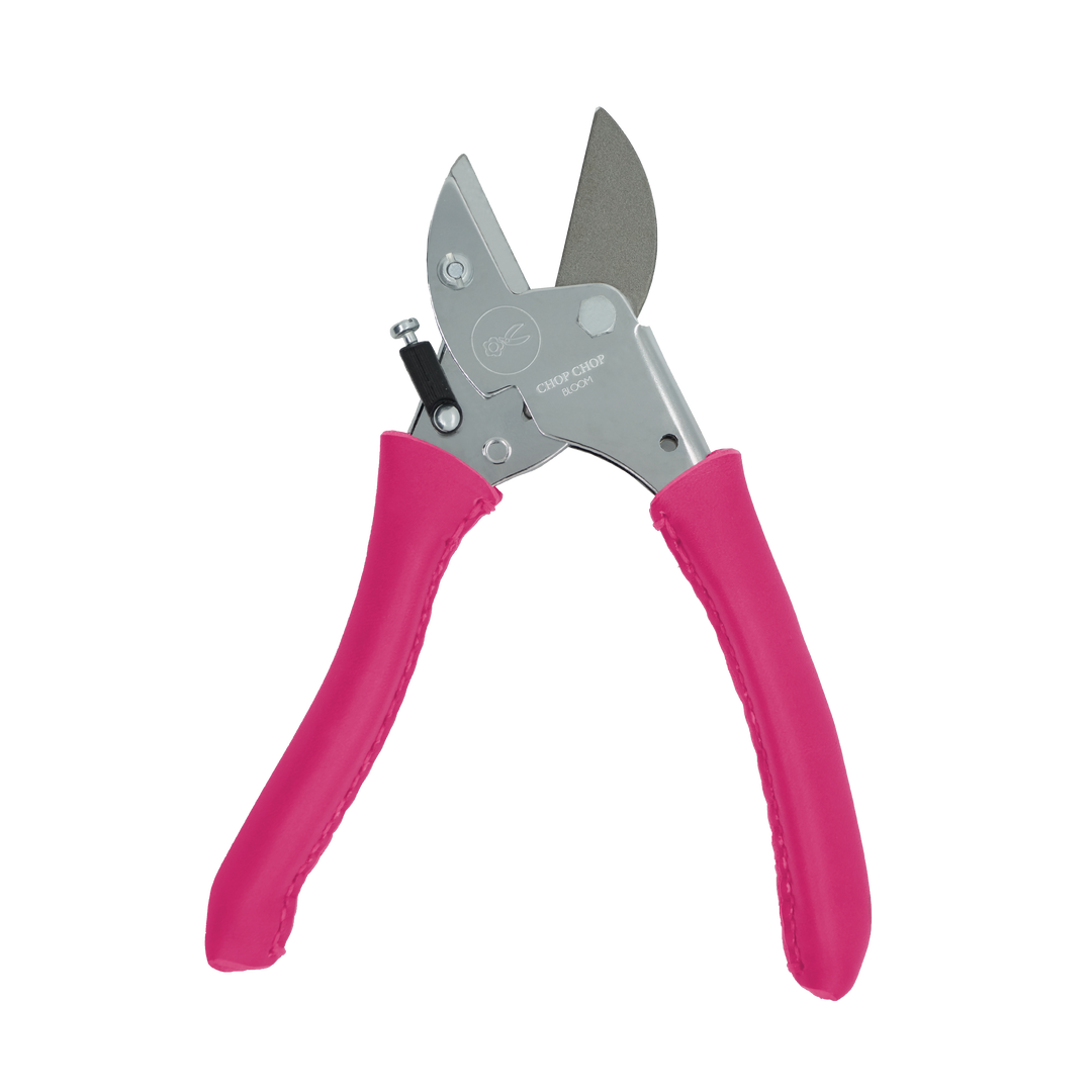 Hochwertige Chop Chop Bloom Gartenschere geöffnet in Pink mit scharfen Klingen und ergonomischem, handgenähtem Ledergriff für präzise Schnitte bei Blumen, Zweigen und Pflanzen im Garten und im Innenbereich. Blumen Bahlmann München