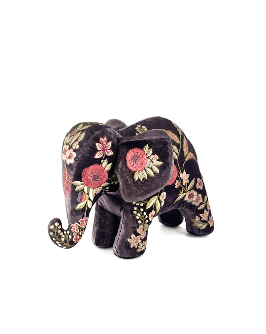 Anke Drechsel Deko-Elefant groß aus violettem Samt mit floraler Stickerei in Rosa, Creme und Grün – Blumen Bahlmann München