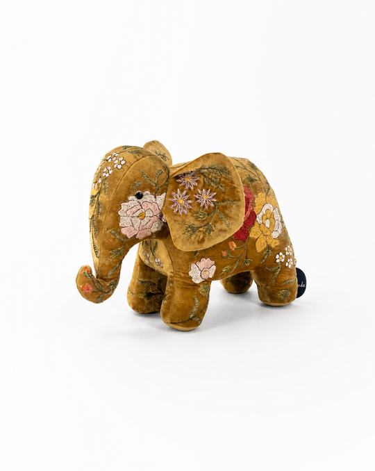 Anke Drechsel Deko-Elefant groß aus canyongoldenem Samt mit floraler Stickerei in Rosa, Weiß und Grün – Blumen Bahlmann München