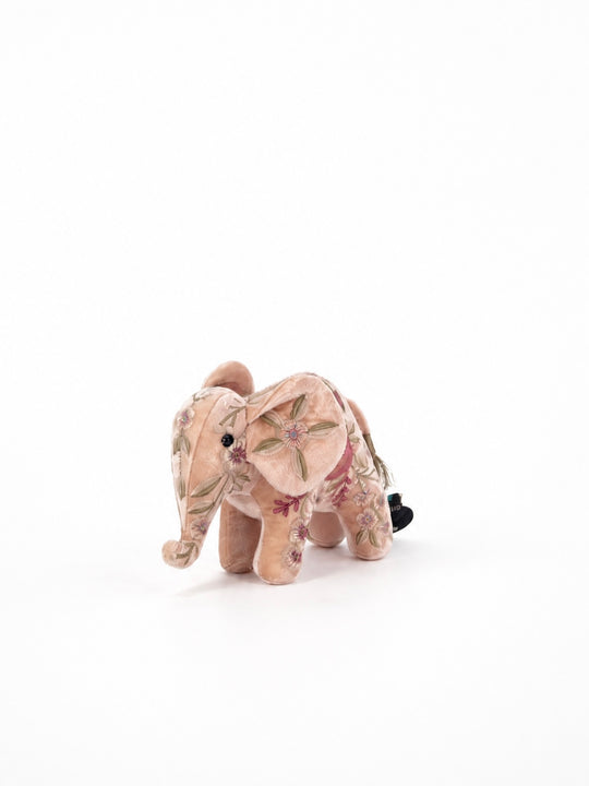 Anke Drechsel Deko-Elefant klein aus Samt in Quarzrosa mit floraler Stickerei in Hellblau, Weiß und Grün – Blumen Bahlmann München