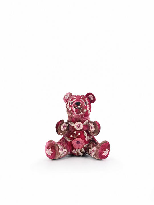Anke Drechsel Deko-Teddybär groß aus Samt in Burgunderrot mit floraler Stickerei in Weiß und Rosa – Blumen Bahlmann München
