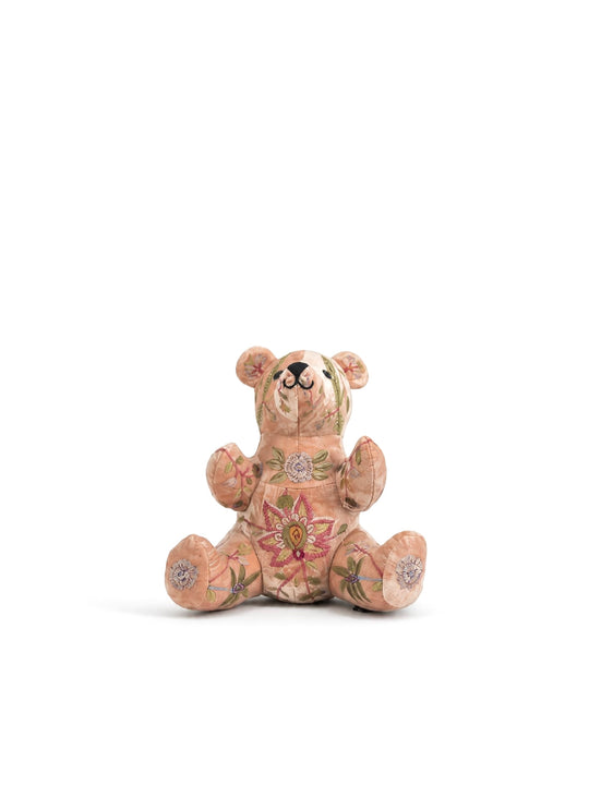 Anke Drechsel Deko-Teddybär groß aus Samt in Quarzrosa mit floraler Stickerei in Grün und Rosa – Blumen Bahlmann München
