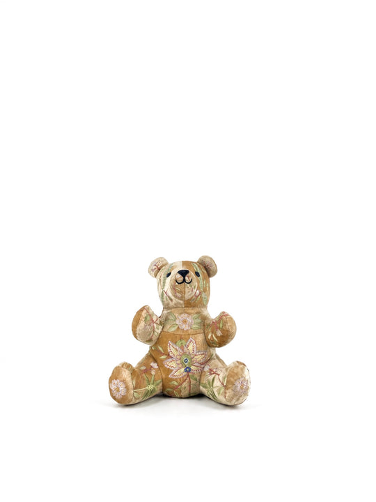 Anke Drechsel Deko-Teddybär groß aus Samt in Champagnerfarben mit floraler Stickerei in Hellgrün – Blumen Bahlmann München
