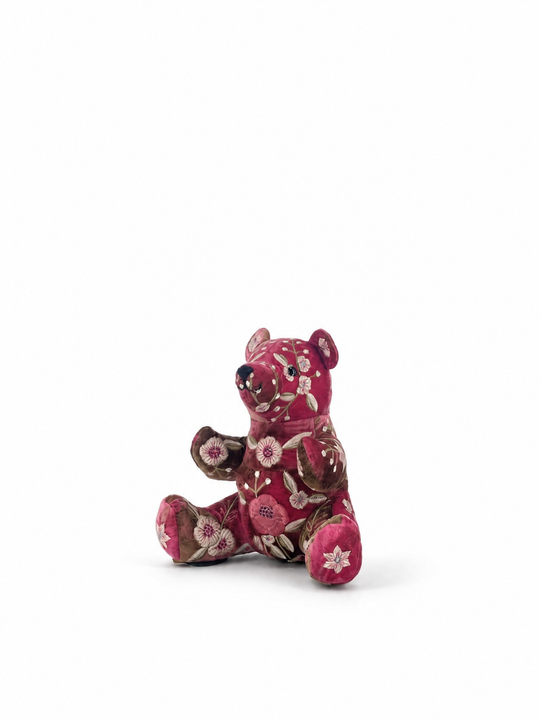 Anke Drechsel Deko-Teddybär groß aus Samt in Burgunderrot mit floraler Stickerei in Weiß und Rosa – Blumen Bahlmann München