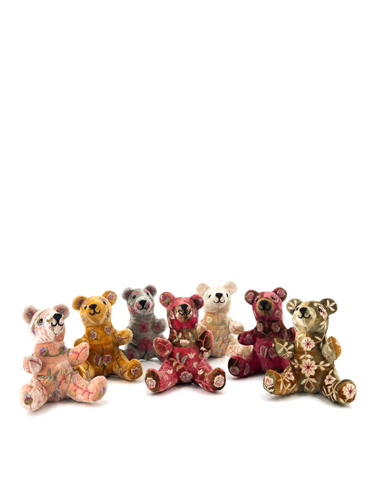 Sieben kleine Anke Drechsel Deko-Teddybären aus bestickem Samt in Quarzrosa, Canyon Gold, Blaugrau, Burgunderrot, Champagnerfarben und Braun, teils mit Rankenmuster, sitzend nebeneinander von vorne – Blumen Bahlmann München
