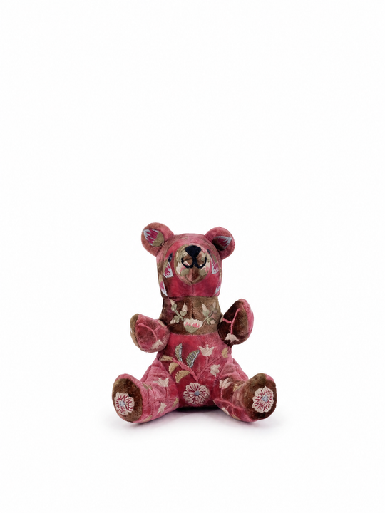 Anke Drechsel Deko-Teddybär klein aus Samt in Burgunderrot mit rankenförmiger floraler Stickerei in Braun und Grün – Blumen Bahlmann München