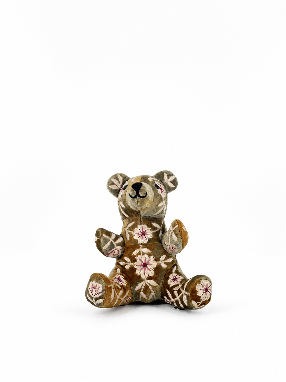 Anke Drechsel Deko-Teddybär klein aus Samt in Braun mit floraler Stickerei in Weiß – Blumen Bahlmann München