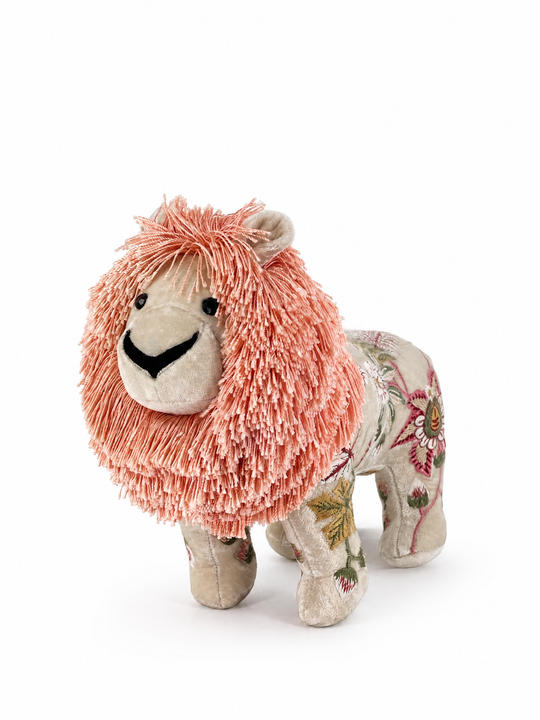 Anke Drechsel Deko-Löwe groß aus Samt in Rosé mit floraler Stickerei in Rosa und Grün – Blumen Bahlmann München