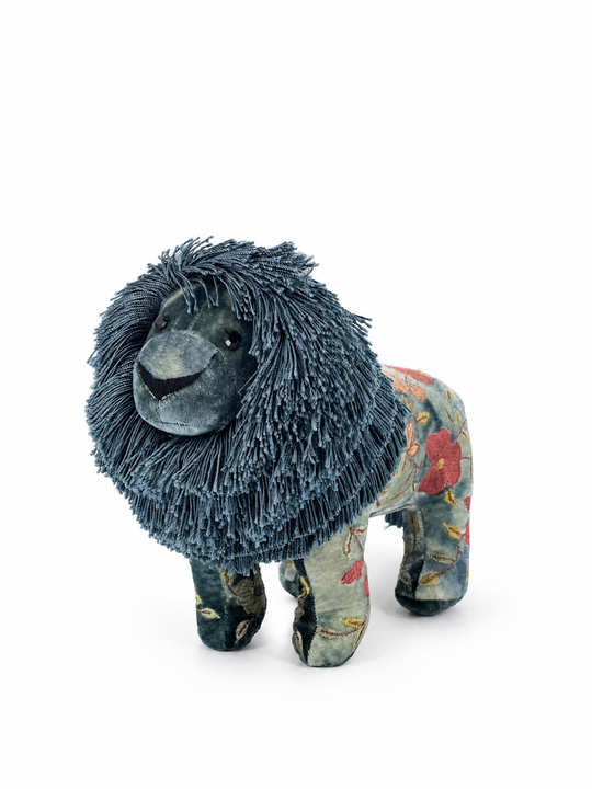 Anke Drechsel Deko-Löwe groß aus Samt in Blau mit floraler Stickerei in Rot und Gelb – Blumen Bahlmann München