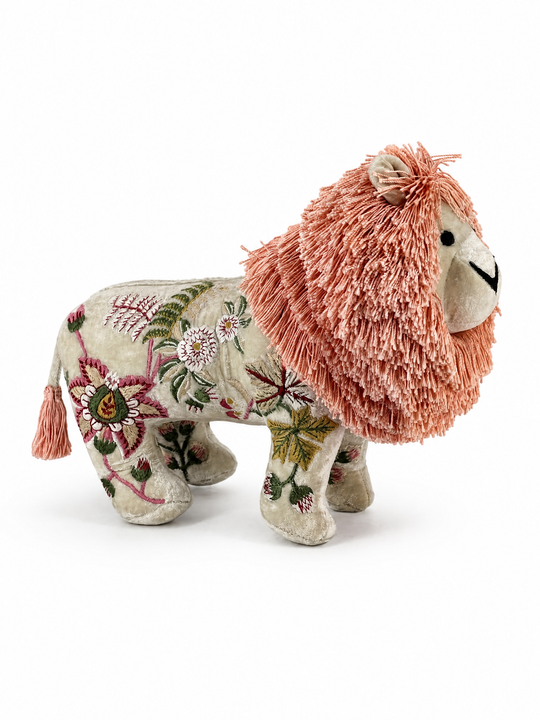 Anke Drechsel Deko-Löwe groß aus Samt in Rosé in Seitenansicht mit floraler Stickerei in Rosa und Grün – Blumen Bahlmann München