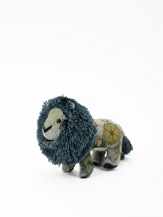 Anke Drechsel Deko-Löwe klein aus Samt in Blau mit floraler Stickerei in Gelb und Braun – Blumen Bahlmann München
