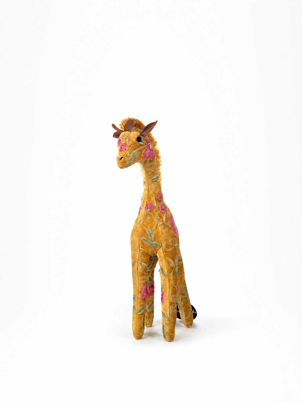 Anke Drechsel Deko-Giraffe aus gelbem Samt mit floraler Rankenstickerei in Pink und Grün, Seitenansicht – Blumen Bahlmann München