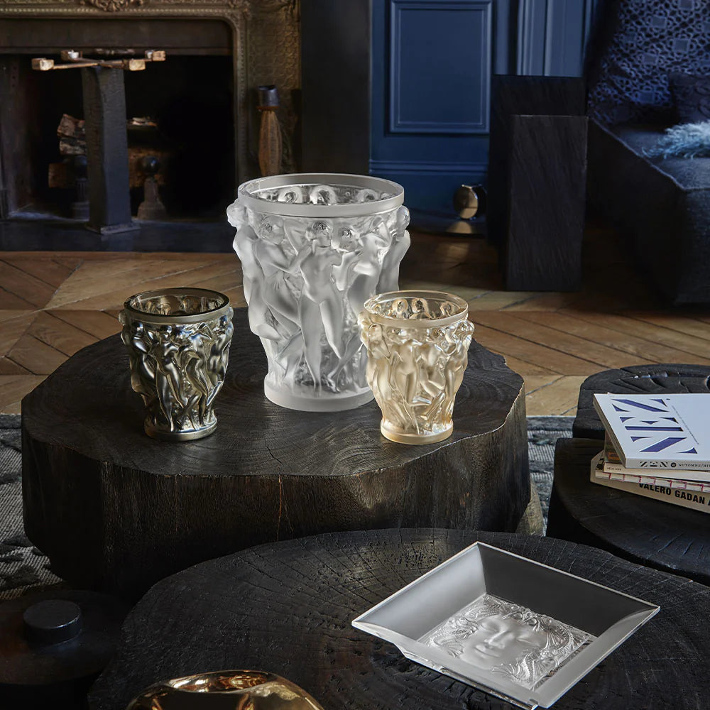Bacchantes Vase, Kristall klar von Lalique, Paris. Das ikonische Design zeigt die jungen Priesterinnen des Bacchus mit ihrer üppigen Schönheit. 